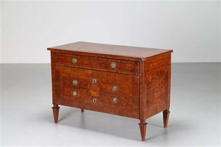 MANIFATTURA LOMBARDA DELLA FINE DEL XVIII SECOLO Bel cassettone Luigi XVI con...