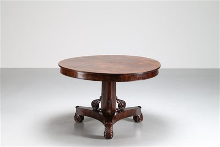 MANIFATTURA INGLESE DEL XIX SECOLO Tavolo circolare con gamba centrale in...