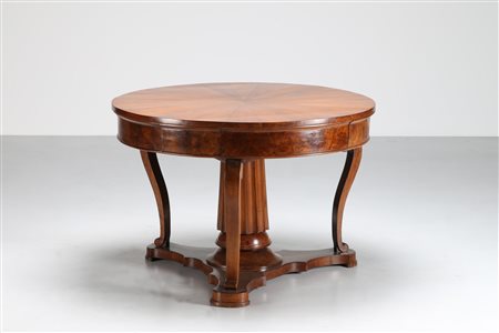 MANIFATTURA ITALIANA DEL XIX SECOLO Tavolo circolare lastronato con gamba...