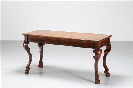 MANIFATTURA ITALIANA DEL XIX SECOLO Tavolo in noce con gambe a sciabola....