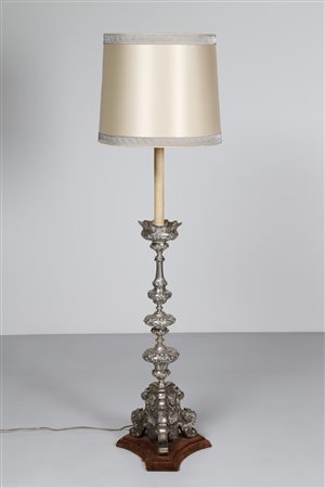 MANIFATTURA ITALIANA DEL XVIII SECOLO Candeliere in rame argentato adattato a...