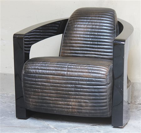 MANIFATTURA ITALIANA Poltrona con braccioli. Legno e pelle. Cm 72,00 x 65,00...