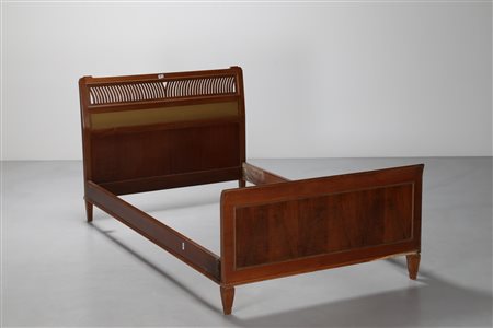 MANIFATTURA DEL XX SECOLO Letto in legno con gambe a piramide rovesciata. . .