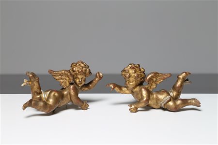 MANIFATTURA ITALIANA DEL XX SECOLO Coppia di angeli in legno dorato nello...