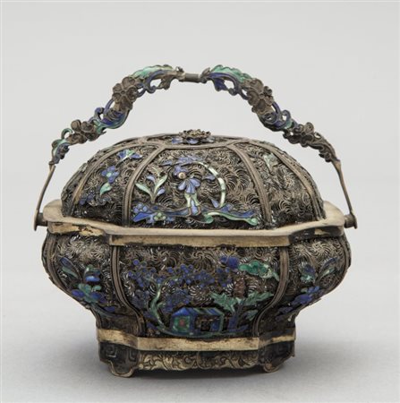 Cestino in argento dorato e smalti, sec.XIXh.cm.7,5 (piccolissima mancanza)