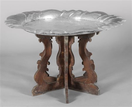 Piatto-bar in metallo argentato in stile barocco, gambe a fratina in...