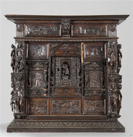 Stipo a bambocci in noce intagliato, Genova sec.XIXcm. 70x38xh.75