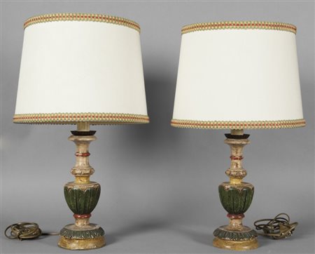 Coppia di piccoli vasetti in legno intagliato e laccato in policronia...