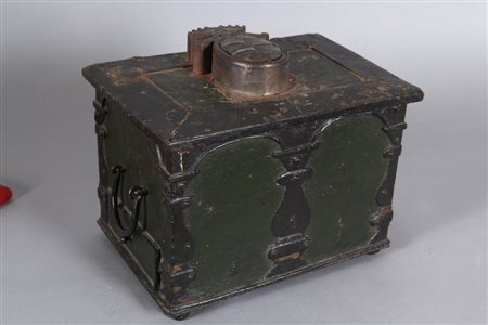 Piccolo forziere in ferro battuto con stemma della famiglia D'Azeglio, sul...