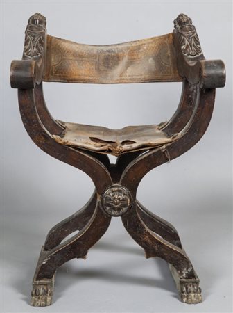 Sedia a savonarola in noce, braccioli con intagli