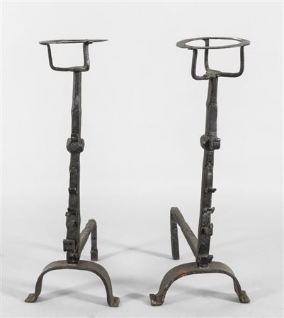 Coppia di alari in ferro, sec. XVIIh. cm. 83