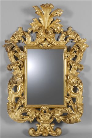 Grande specchiera in stile barocco in legno finemente intagliato e dorato a...