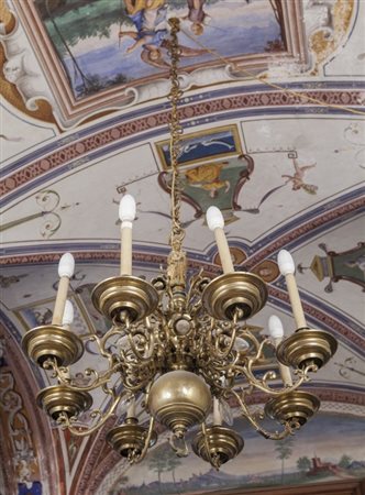 Lampadario olandese in ottone a otto luci, parte terminale con scultura...