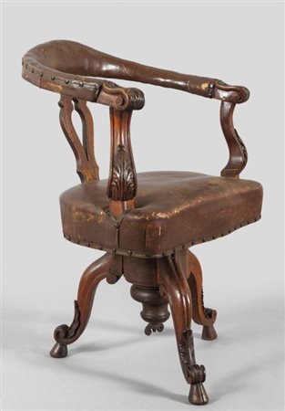 Poltrona Luigi XIV girevole in noce ricoperta in cuoio, Roma inizi sec.XVIII