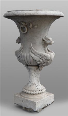 Coppia di vasi in marmo con grifoni alati, sec. XIX (rotture)h.cm.60