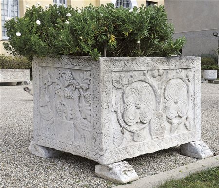 Vasca portafiori ricavata da un unico blocco di marmo, scolpita sui quattro...