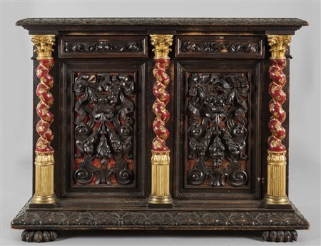 Credenza in noce in stile rinascimentale a due sportelli e due cassetti...
