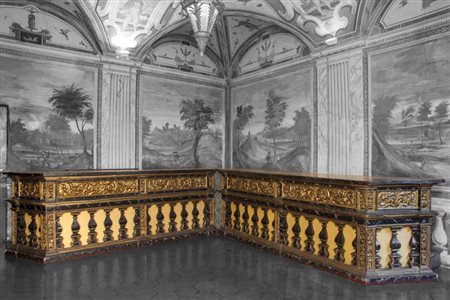 Grande bancone ad angolo costruito con elementi antichi in legno finemente...