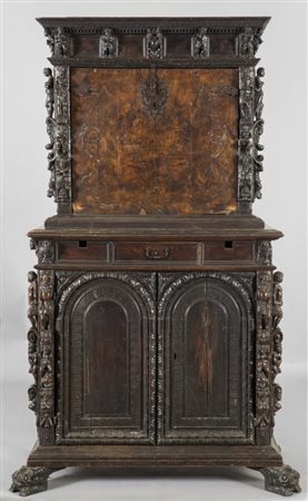 Stipo a bambocci a due corpi in noce e radica di noce in stile antico, Genova...