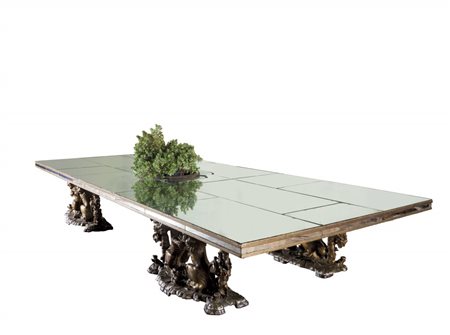 Grande tavolo in specchio con base formata da quattro gruppi ligneii dorati...