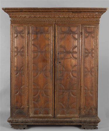 Armadio a due ante in noce intagliato, Piemonte sec. XVII (difetti)cm....