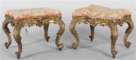 Coppia di panche ad un posto in legno finemente intagliato e dorato, Roma...