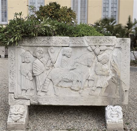 Vasca portafiori ricavata da un unico blocco di marmo, scolpita sui quattro...