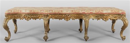 Coppia di panche a tre posti in legno finemente intagliato e dorato, Roma...