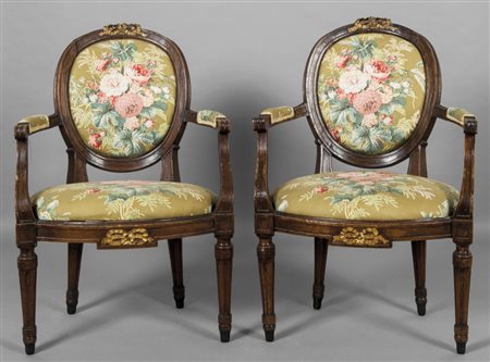 Quattro poltrone Luigi XVI in noce, schienale ovale, cimasa con nastrini...