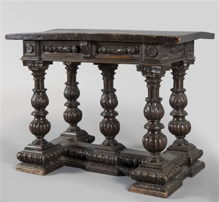 Tavolo in noce in stile rinascimentale, cinque gambe a balaustra unite da...