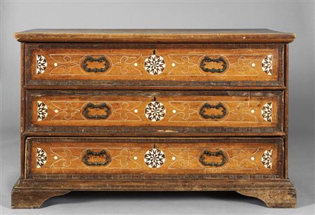 Canterano a tre cassetti in noce intarsiato in avorio, Veneto sec.XVIIcm....
