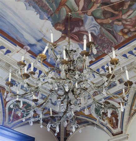 Antico lampadario in ferro dorato e cristalli a 24 luci disposte su due...