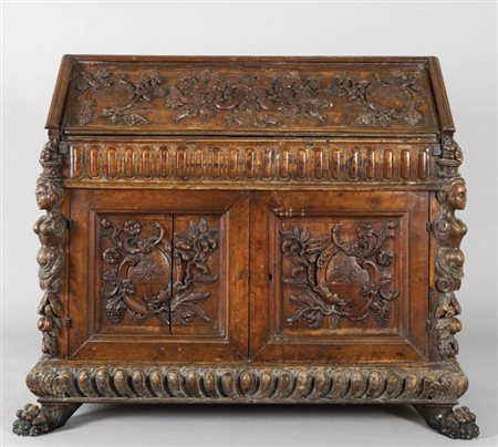 Ribalta a due sportelli in massello di noce intagliato a rilievo con stemmi e...