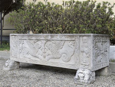 Vasca portafiori ricavata da un unico blocco in marmo scolpito sui quattro...