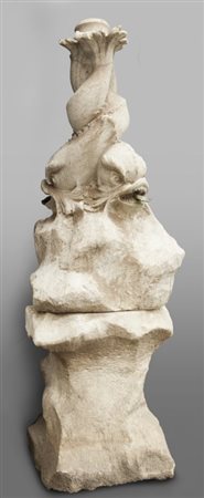 Parte superiore di fontana in marmo raffigurante tre delfini poggianti su una...