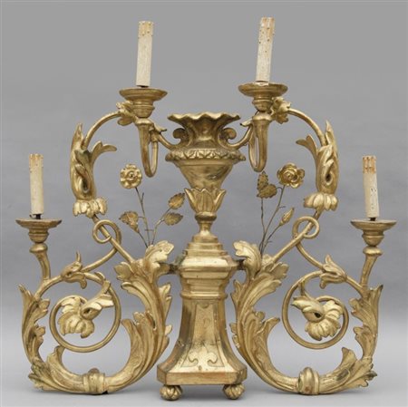 Coppia di apliques a 4 luci in legno intagliato e dorato, Genova fine...