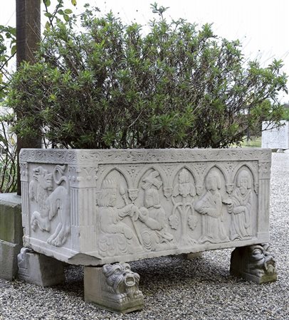 Vasca portafiori ricavata da un unico blocco di marmo scolpito con figure ed...