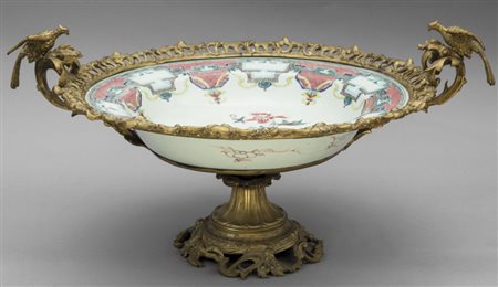 Piatto in porcellana famiglia rosa, Cina sec.XVIII montato a centrotavola in...