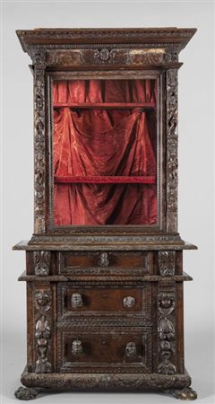 Credenza in noce finemente intagliata con motivi a bambocci, parte superiore...