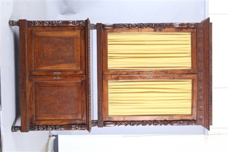 Libreria in noce con alzata a vetrina in stile anticocm. 130x45xh.225