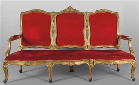 Divano Luigi XV a tre posti in legno finemente intagliato e dorato, I metà...