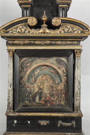 Orologio notturno con cassa in legno ebanizzato, con colonne decorate a finto...