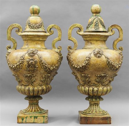 Coppia di grandi vasi con coperchio in terracotta color ocra con decorazioni...