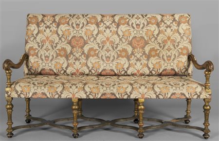 Due divani e quattro poltrone in noce, gambe a bottiglia raccordate da...