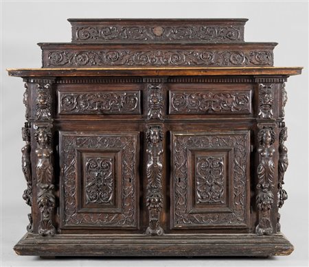 Grande credenza in noce intagliato a due sportelli e due cassetti, alzata a...