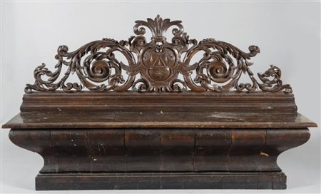 Panca da ingresso in noce con cimasa intagliata con stemma centrale (elementi...