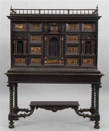 Stipo in legno ebanizzato con tre sportelli ad edicola, sul fronte numerosi...