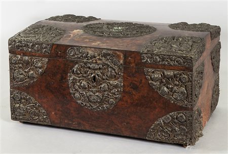 Baule lastronato in radica con ricca decorazione in rame sbalzato,...