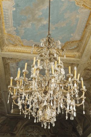 Coppia di grandi lampadari in bronzo dorato e cristalli molati a 36 luci...