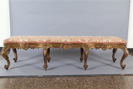 Panca a tre posti in legno finemente intagliato e dorato, Roma sec.XIX...